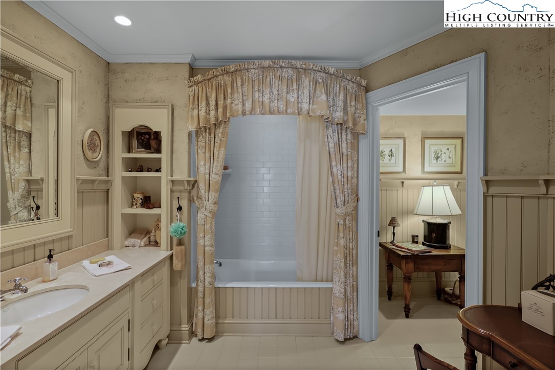 Blowing Rock, North Carolina 28605, United States, 5 Bedrooms Bedrooms, ,7 BathroomsBathrooms,Residential,Active,130011