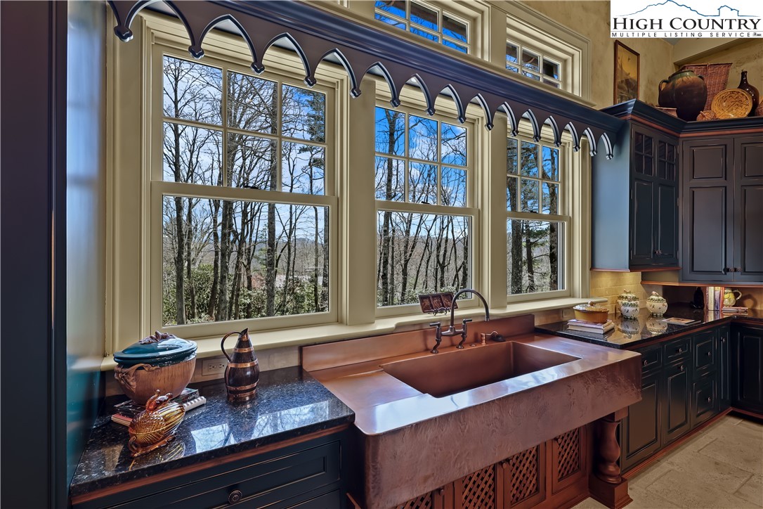 Blowing Rock, North Carolina 28605, United States, 5 Bedrooms Bedrooms, ,7 BathroomsBathrooms,Residential,Active,130011