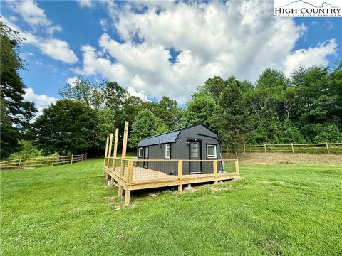 Photo of 672 Stage Coach Loop, Mountain City, TN 37683 (MLS # 257023) Photo of 672 Stage Coach Loop, Mountain City, TN 37683 (MLS # 257023)