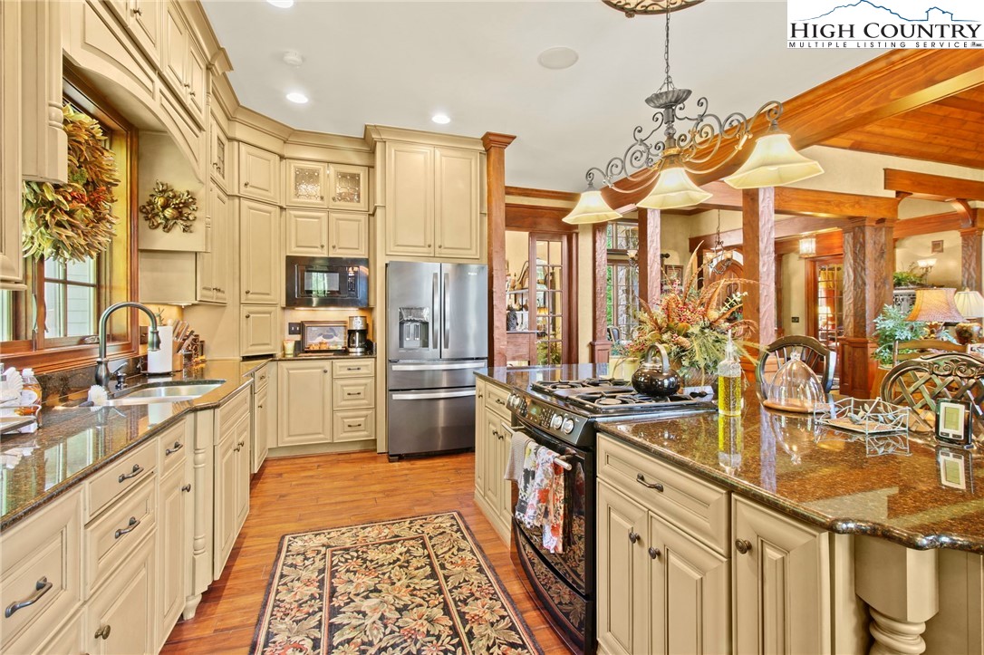 Boone, North Carolina 28607, United States, 4 Bedrooms Bedrooms, ,6 BathroomsBathrooms,Residential,Active,118334