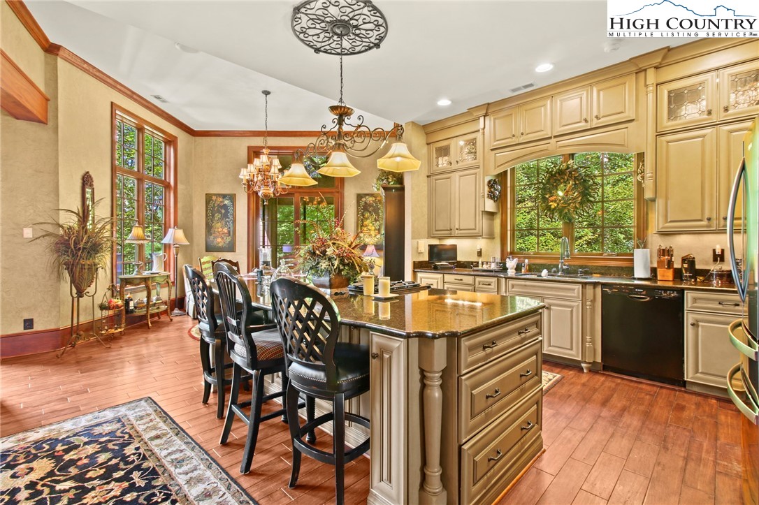 Boone, North Carolina 28607, United States, 4 Bedrooms Bedrooms, ,6 BathroomsBathrooms,Residential,Active,118334