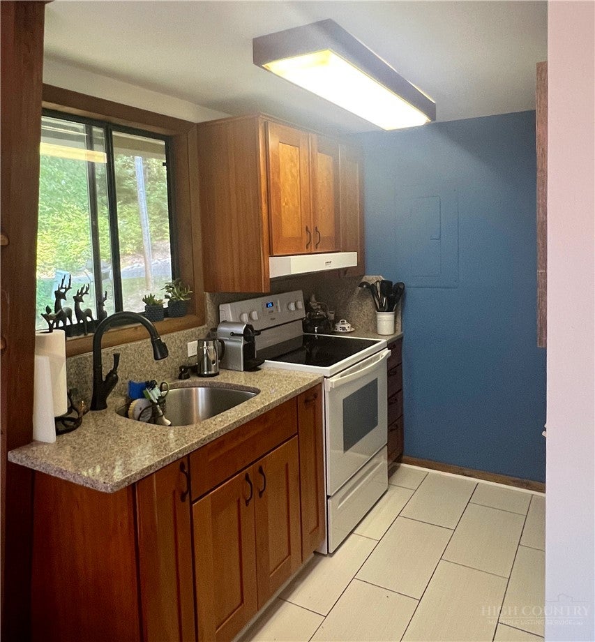 100 Hemlock Hill B