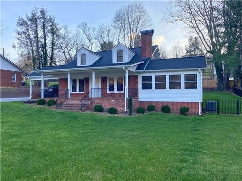 Photo of 504 N Jefferson Avenue, West Jefferson, NC 28694 (MLS # 261300)