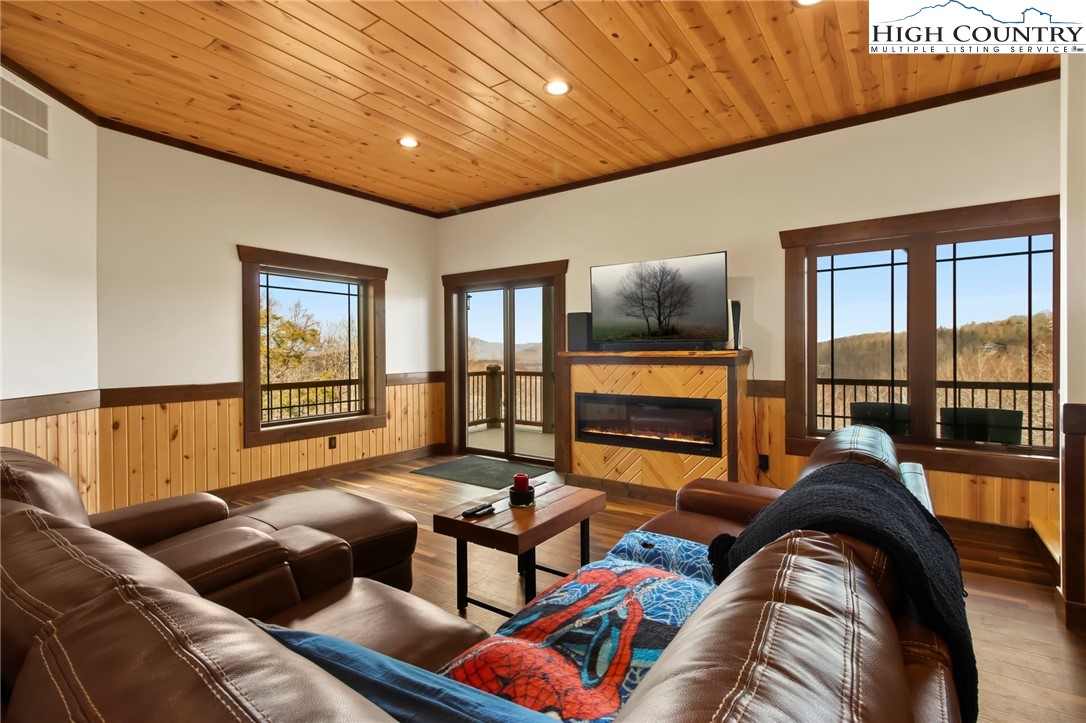 Boone, North Carolina 28607, United States, 3 Bedrooms Bedrooms, ,3 BathroomsBathrooms,Residential,Active,90648