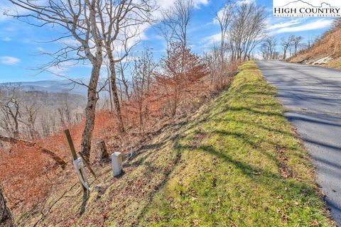 Photo of 208 Cloud Spring Drive, Sugar Mountain, NC 28604 (MLS # 259253)