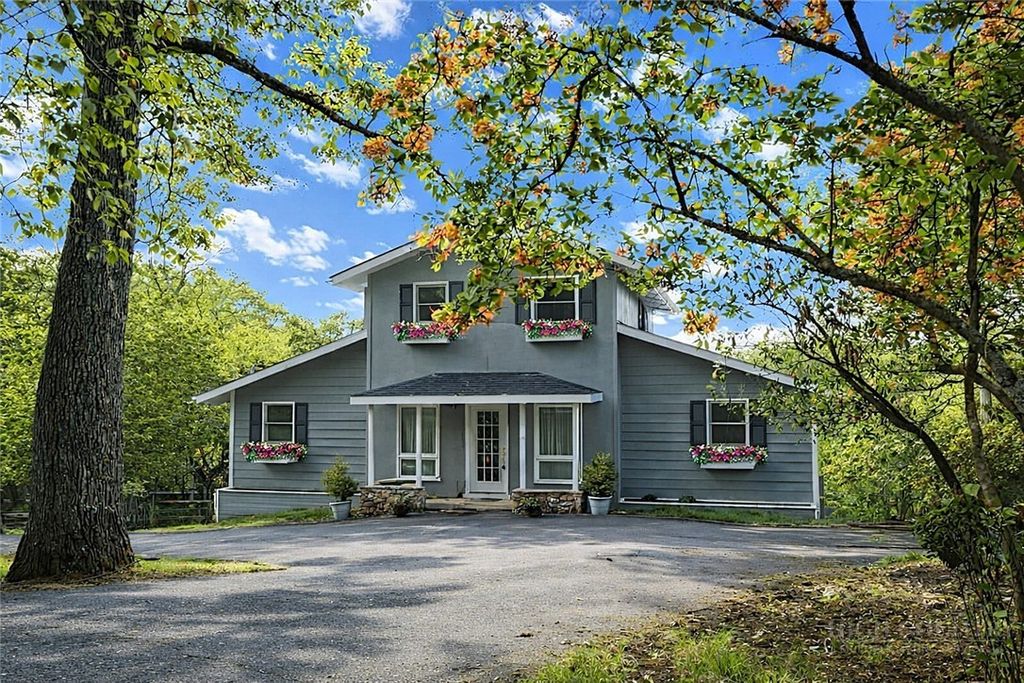 Photo of 638 Ridge Road, Roaring Gap, NC 28668 (MLS # 262032)