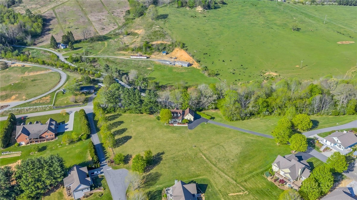 153 Knollview Place