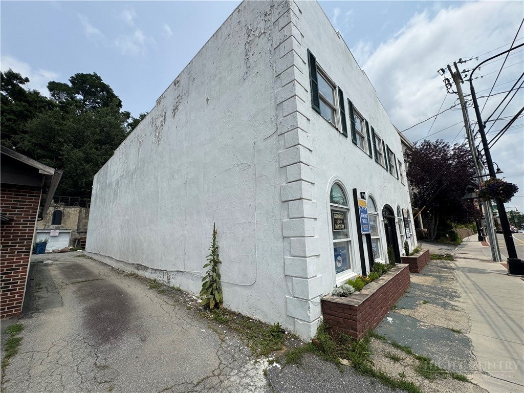 890 W King Street