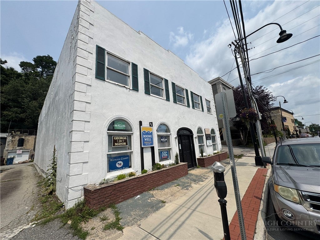 890 W King Street