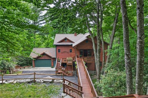 Photo of 173 Rhododendron Drive, Beech Mountain, NC 28604 (MLS # 262339)