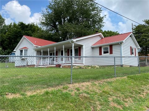 Photo of 512 Bare Street, West Jefferson, NC 28694 (MLS # 262928)