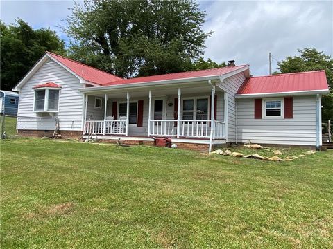 Photo of 512 Bare Street, West Jefferson, NC 28694 (MLS # 262928)