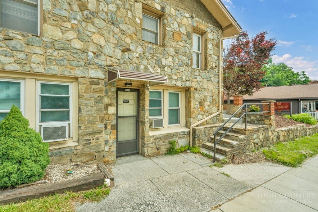 938 W King Street