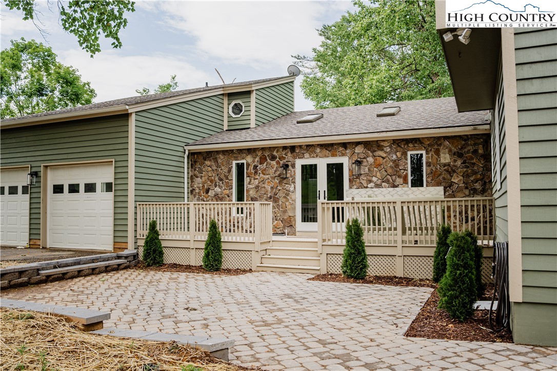 Boone, North Carolina 28607, United States, 4 Bedrooms Bedrooms, ,5 BathroomsBathrooms,Residential,Active,245525