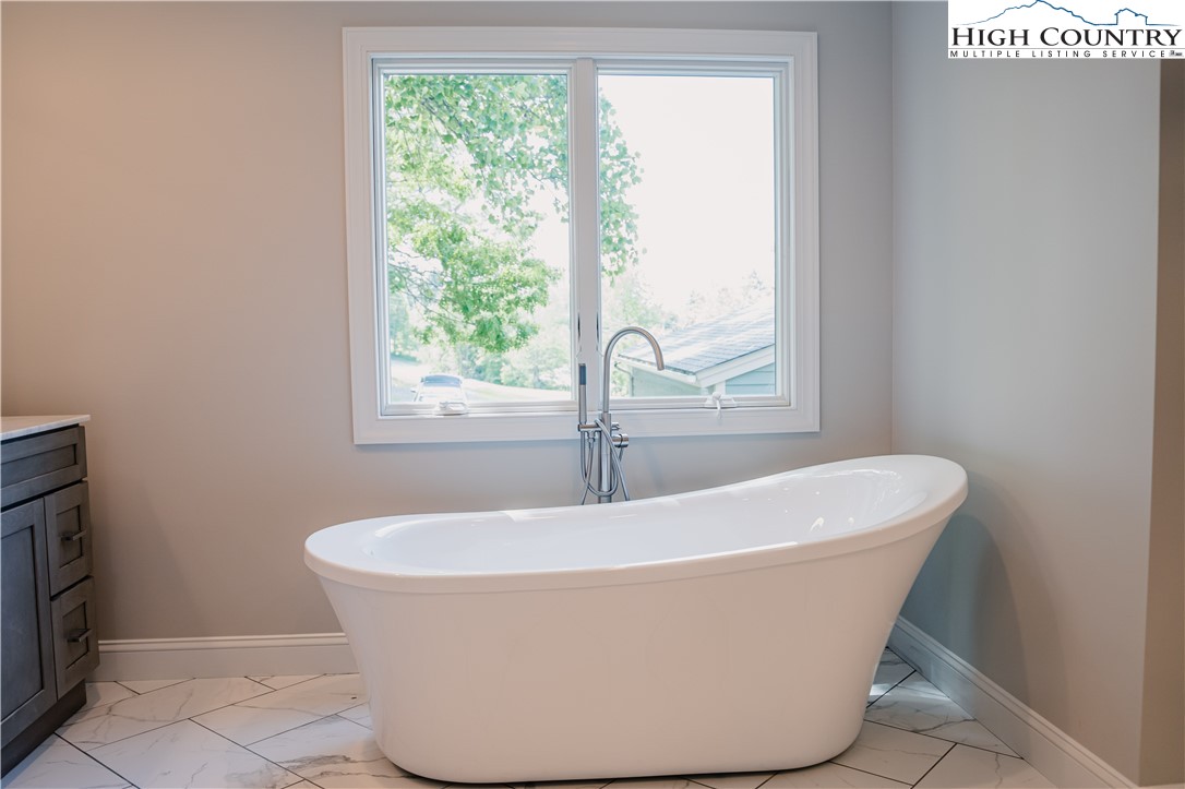 Boone, North Carolina 28607, United States, 4 Bedrooms Bedrooms, ,5 BathroomsBathrooms,Residential,Active,245525