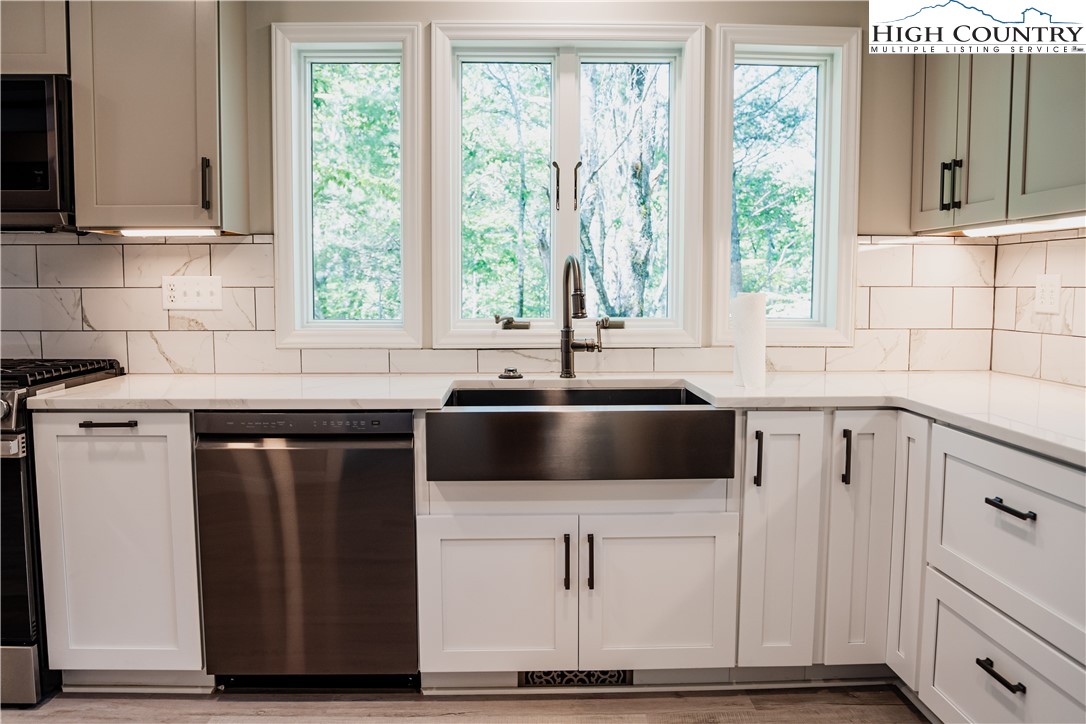 Boone, North Carolina 28607, United States, 4 Bedrooms Bedrooms, ,5 BathroomsBathrooms,Residential,Active,245525