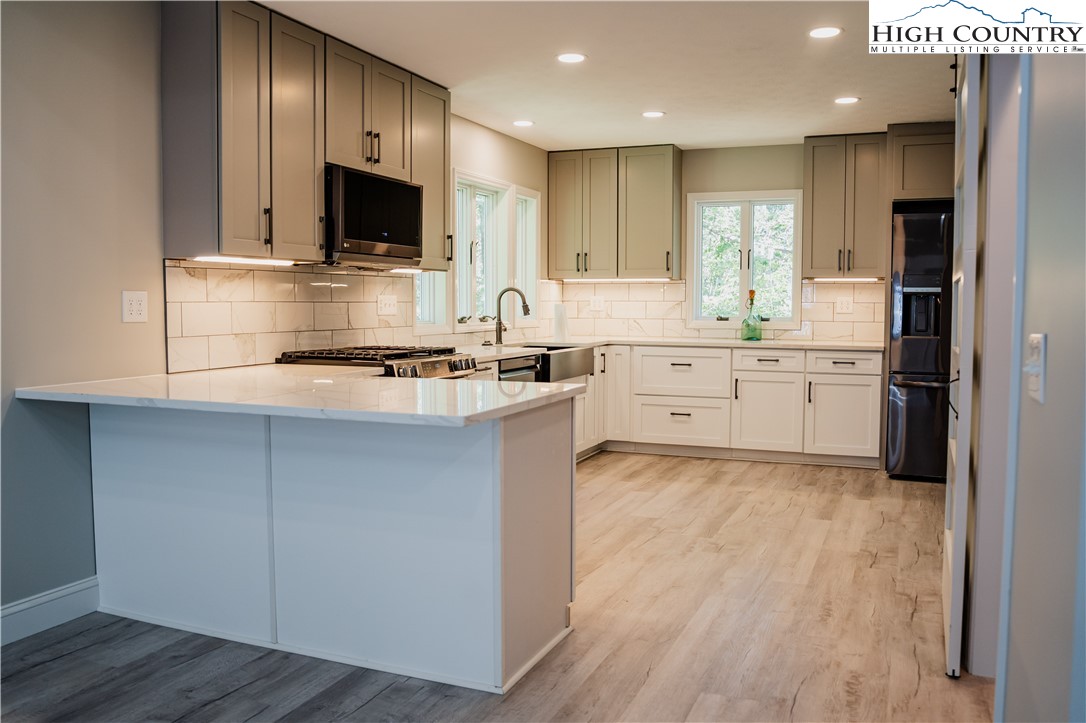 Boone, North Carolina 28607, United States, 4 Bedrooms Bedrooms, ,5 BathroomsBathrooms,Residential,Active,245525