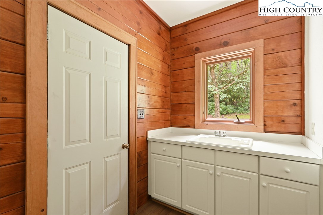 Blowing Rock, North Carolina 28605, United States, 4 Bedrooms Bedrooms, ,4 BathroomsBathrooms,Residential,Active,35504