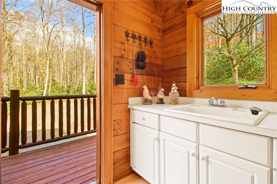 Blowing Rock, North Carolina 28605, United States, 4 Bedrooms Bedrooms, ,4 BathroomsBathrooms,Residential,Active,35504