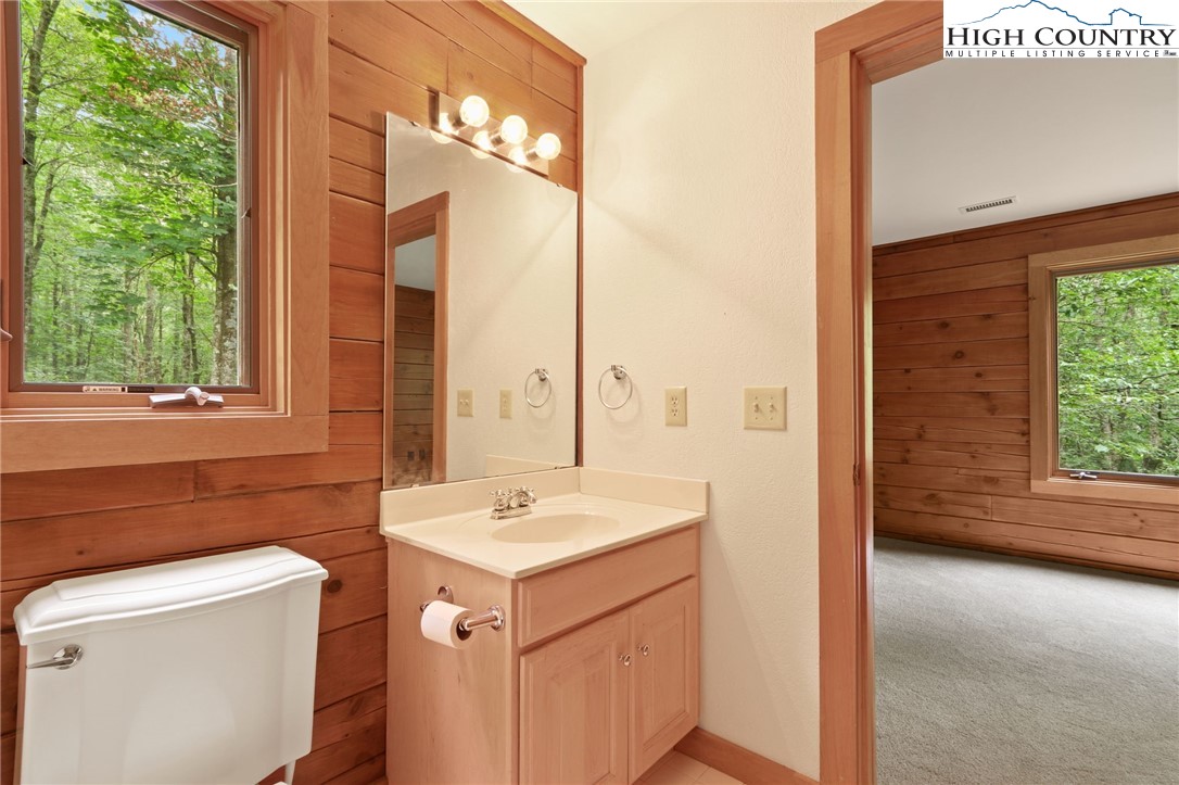 Blowing Rock, North Carolina 28605, United States, 4 Bedrooms Bedrooms, ,4 BathroomsBathrooms,Residential,Active,35504