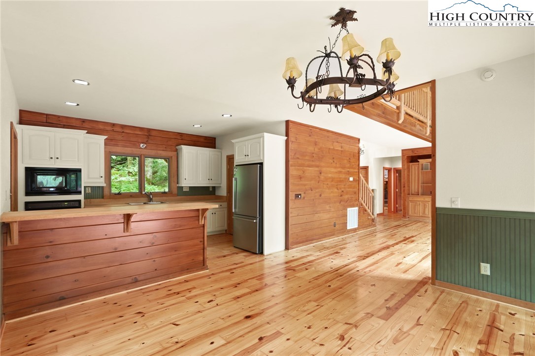 Blowing Rock, North Carolina 28605, United States, 4 Bedrooms Bedrooms, ,4 BathroomsBathrooms,Residential,Active,35504