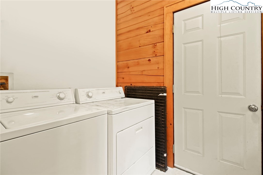 Blowing Rock, North Carolina 28605, United States, 4 Bedrooms Bedrooms, ,4 BathroomsBathrooms,Residential,Active,35504