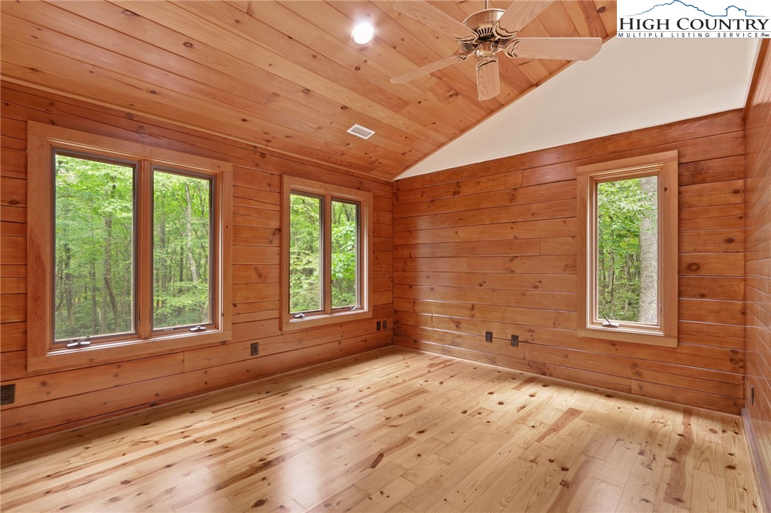 Blowing Rock, North Carolina 28605, United States, 4 Bedrooms Bedrooms, ,4 BathroomsBathrooms,Residential,Active,35504