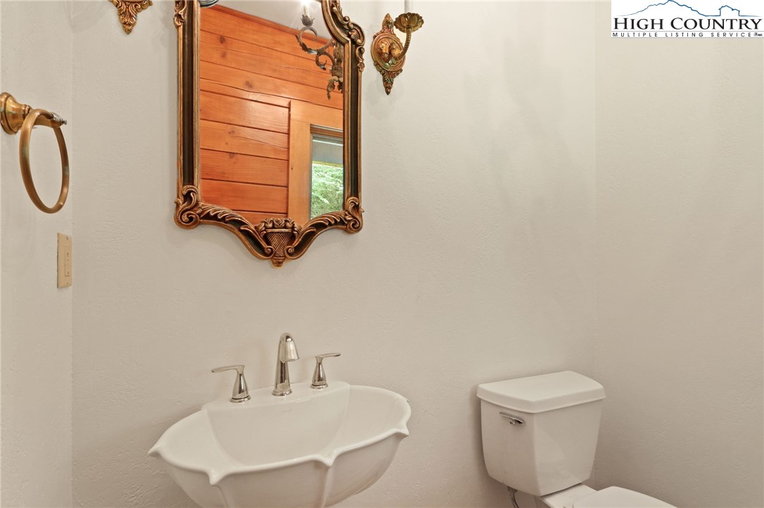 Blowing Rock, North Carolina 28605, United States, 4 Bedrooms Bedrooms, ,4 BathroomsBathrooms,Residential,Active,35504