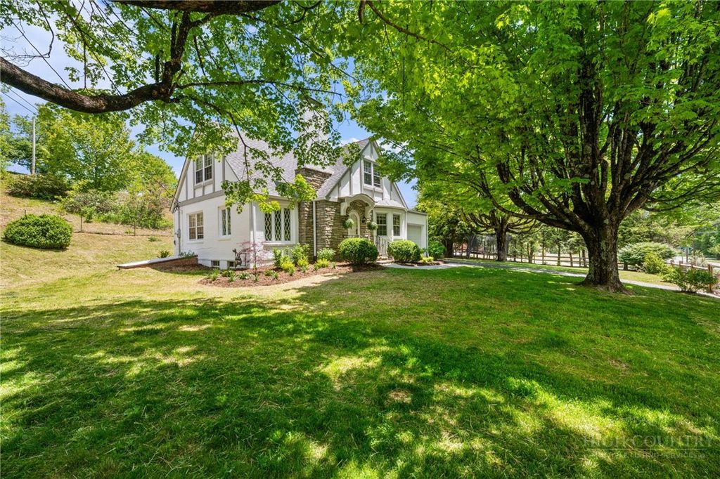 Photo of 616 Cranberry Street, Newland, NC 28657 (MLS # 262142)