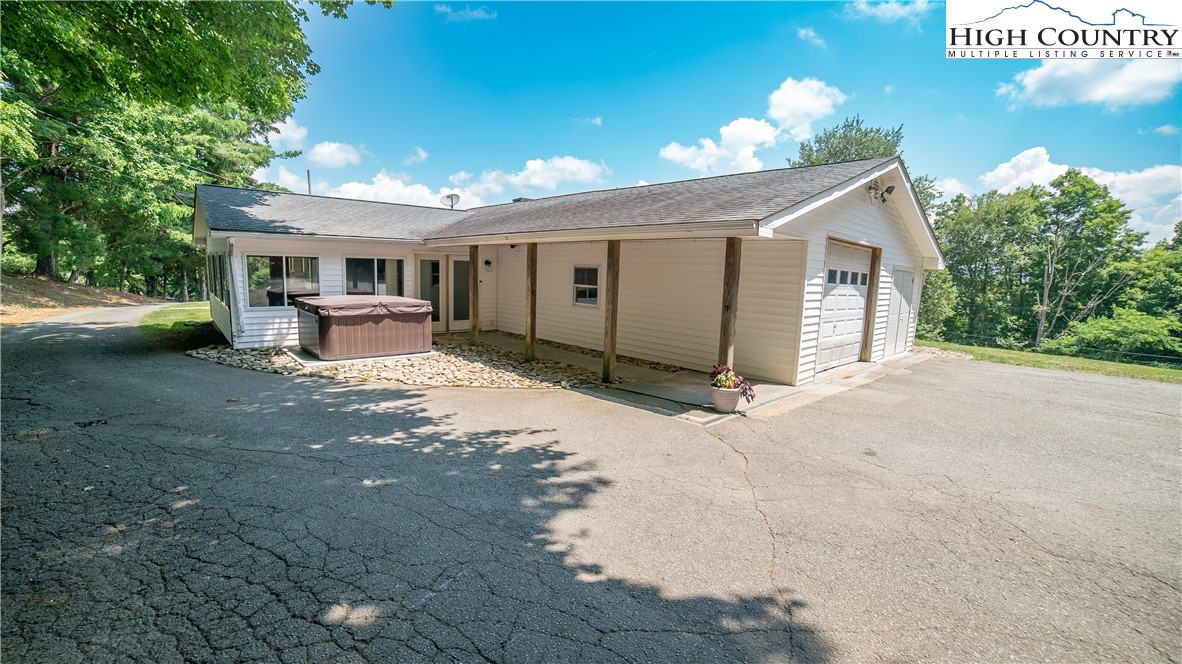 Elk Park, North Carolina 28622, United States, 5 Bedrooms Bedrooms, ,4 BathroomsBathrooms,Residential,Active,153646