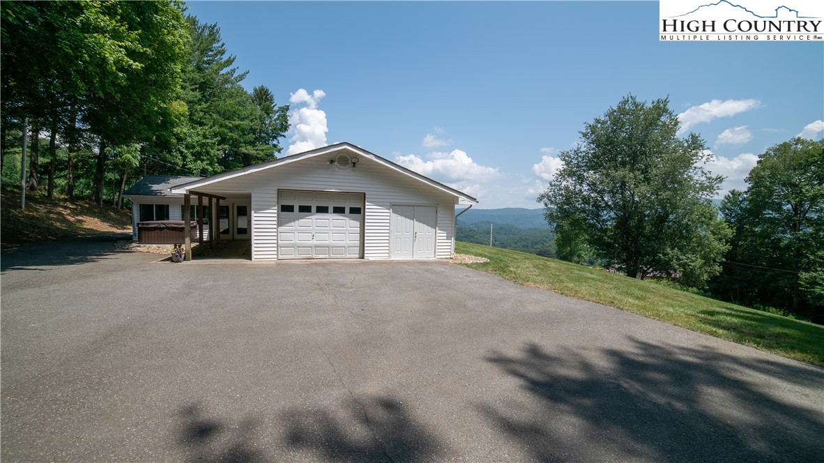 Elk Park, North Carolina 28622, United States, 5 Bedrooms Bedrooms, ,4 BathroomsBathrooms,Residential,Active,153646