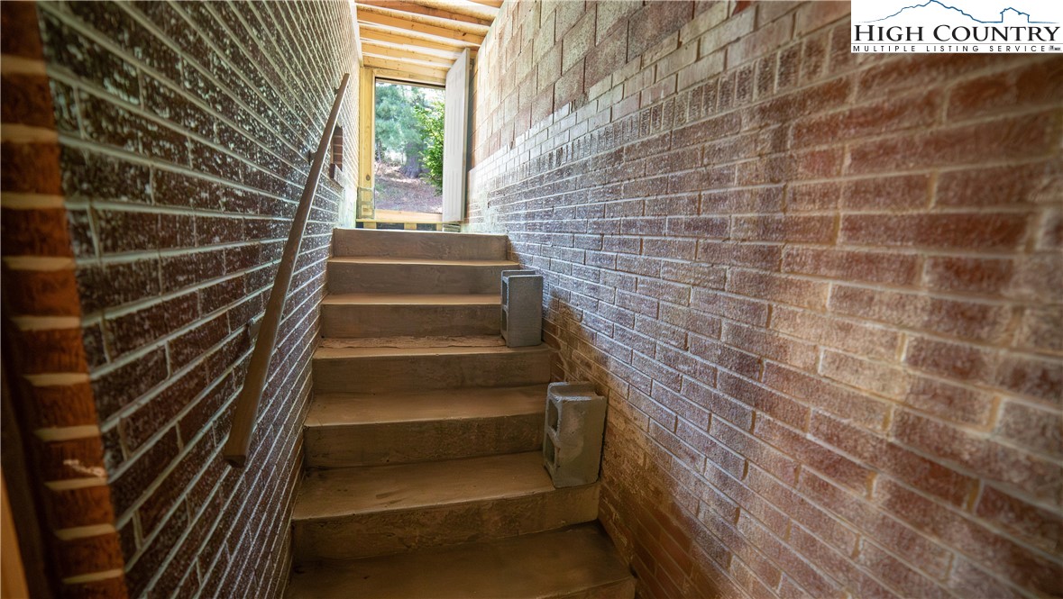 Elk Park, North Carolina 28622, United States, 5 Bedrooms Bedrooms, ,4 BathroomsBathrooms,Residential,Active,153646