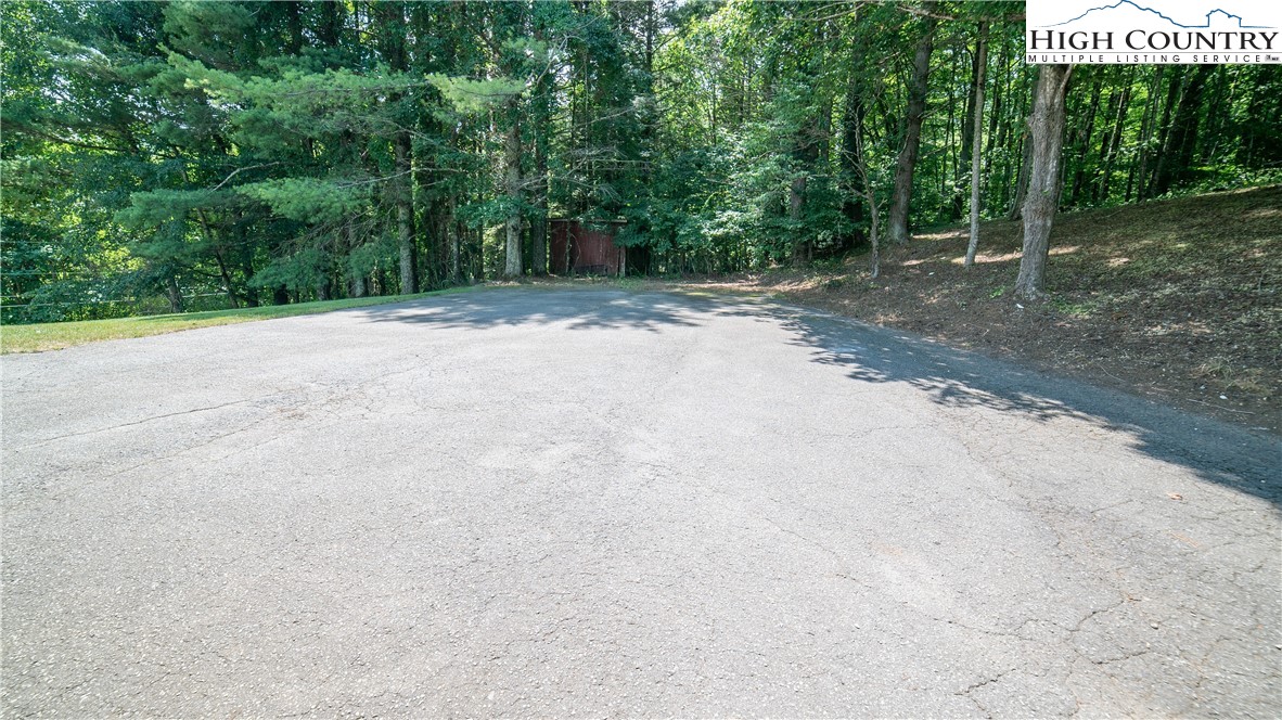 Elk Park, North Carolina 28622, United States, 5 Bedrooms Bedrooms, ,4 BathroomsBathrooms,Residential,Active,153646