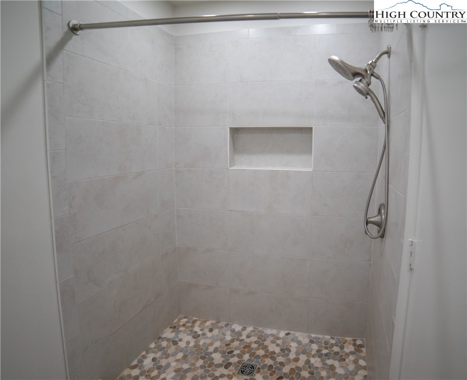 Elk Park, North Carolina 28622, United States, 5 Bedrooms Bedrooms, ,4 BathroomsBathrooms,Residential,Active,153646