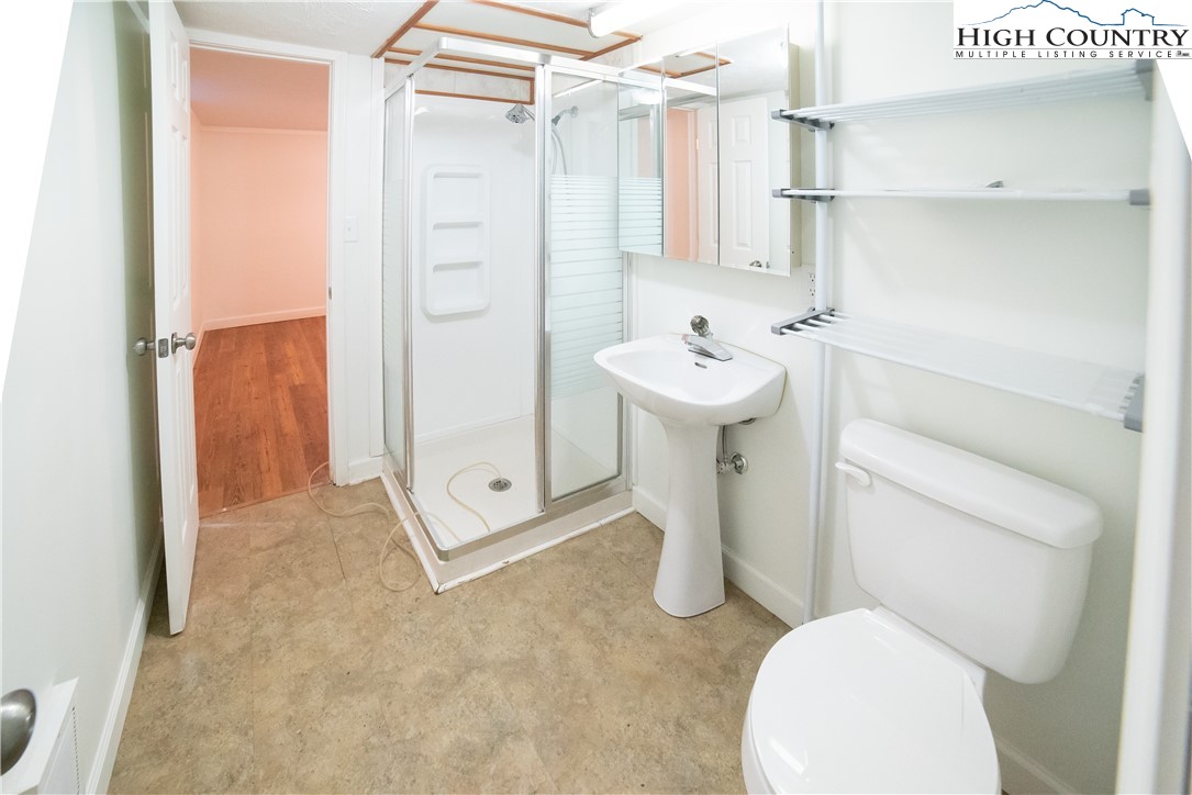 Elk Park, North Carolina 28622, United States, 5 Bedrooms Bedrooms, ,4 BathroomsBathrooms,Residential,Active,153646