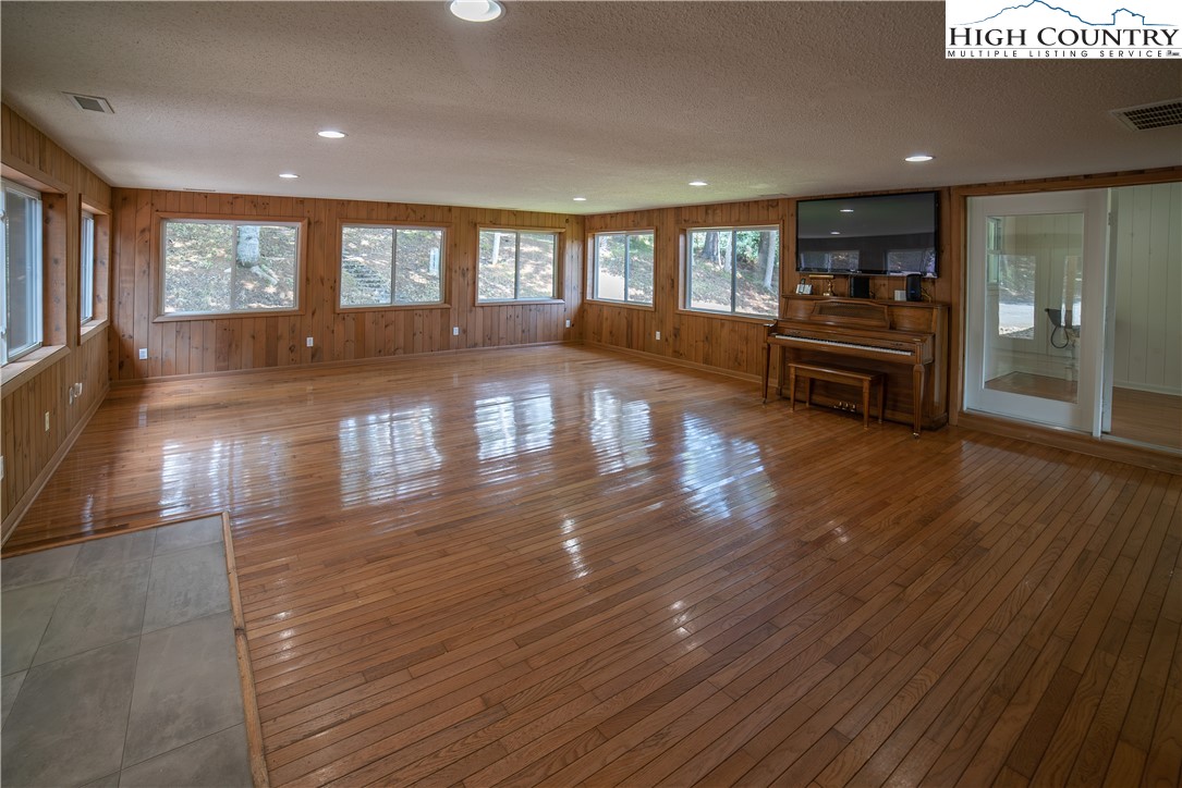 Elk Park, North Carolina 28622, United States, 5 Bedrooms Bedrooms, ,4 BathroomsBathrooms,Residential,Active,153646