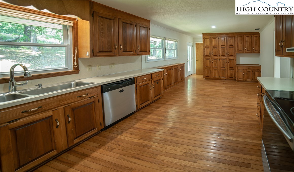 Elk Park, North Carolina 28622, United States, 5 Bedrooms Bedrooms, ,4 BathroomsBathrooms,Residential,Active,153646