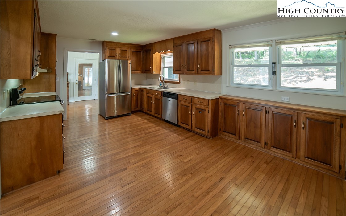 Elk Park, North Carolina 28622, United States, 5 Bedrooms Bedrooms, ,4 BathroomsBathrooms,Residential,Active,153646