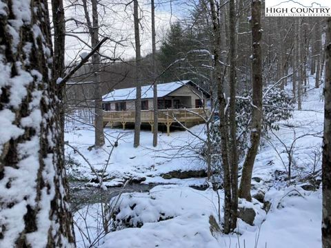 Photo of 214 Davis Ridge Road, Banner Elk, NC 28604 (MLS # 259873)