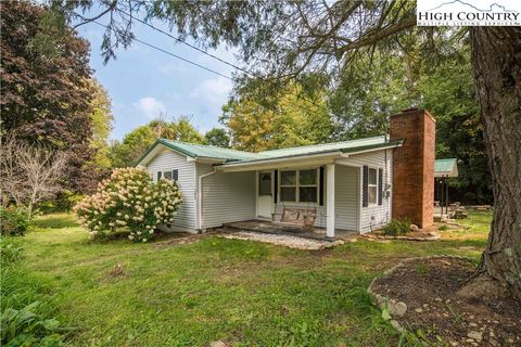 Photo of 304 Elk River Road, Elk Park, NC 28622 (MLS # 257986)