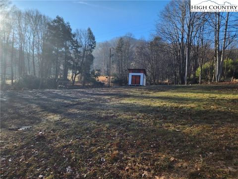 Photo of 891 Little Elk Road, Elk Park, NC 28622 (MLS # 260414)