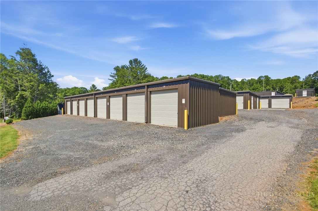 1139/1143 Old Highway 16