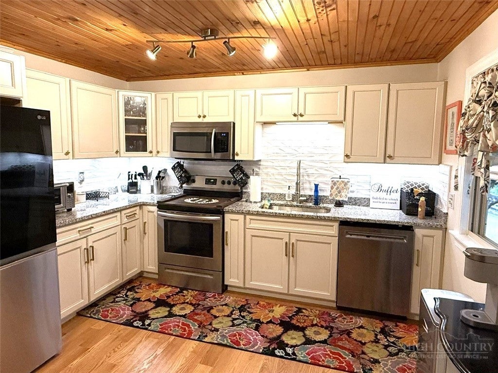 175 Pine Village 4