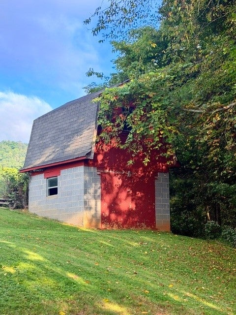 102 Knollview Drive