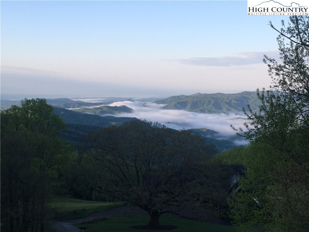 Blowing Rock, North Carolina 28605, United States, 4 Bedrooms Bedrooms, ,5 BathroomsBathrooms,Residential,Active,37474