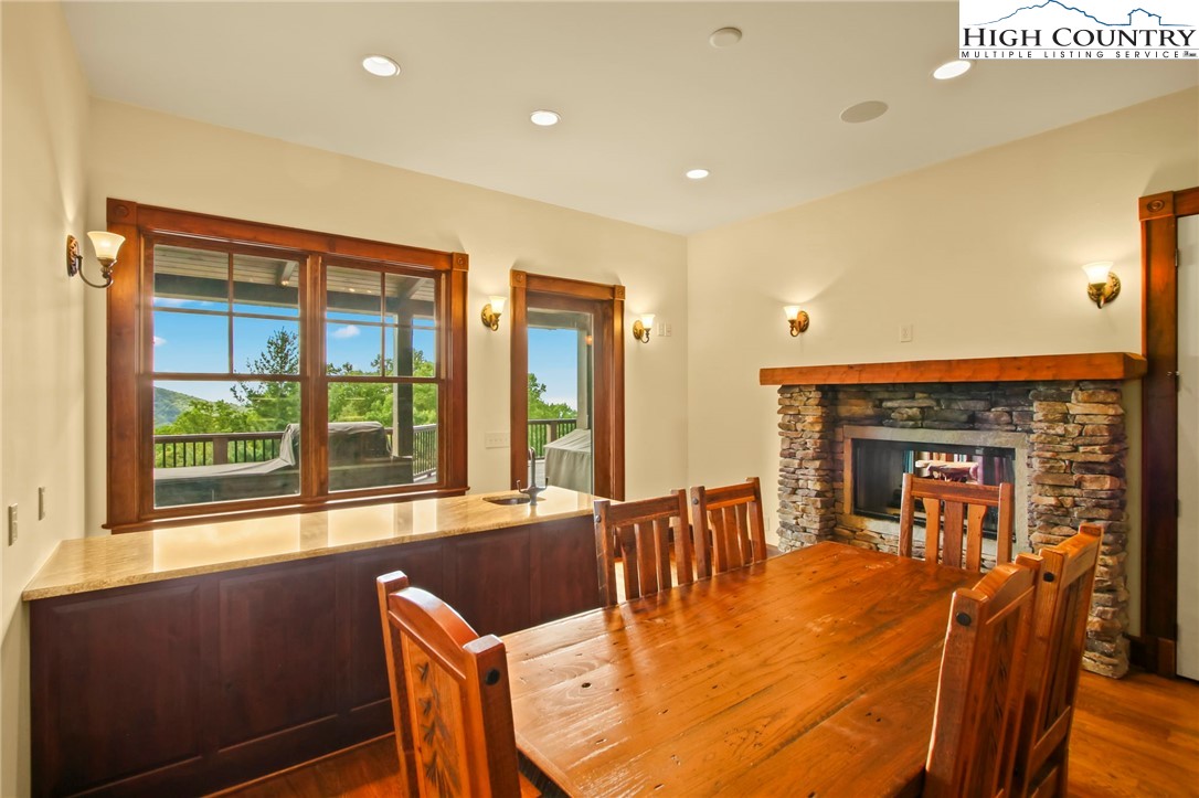 Blowing Rock, North Carolina 28605, United States, 4 Bedrooms Bedrooms, ,5 BathroomsBathrooms,Residential,Active,37474