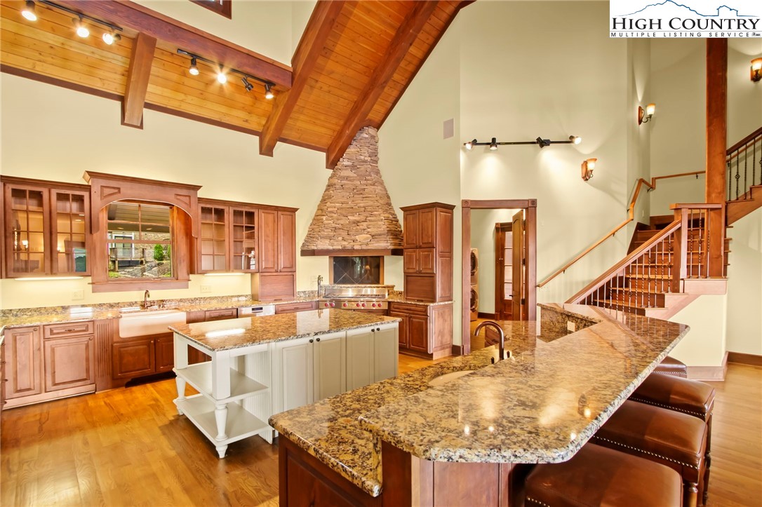 Blowing Rock, North Carolina 28605, United States, 4 Bedrooms Bedrooms, ,5 BathroomsBathrooms,Residential,Active,37474