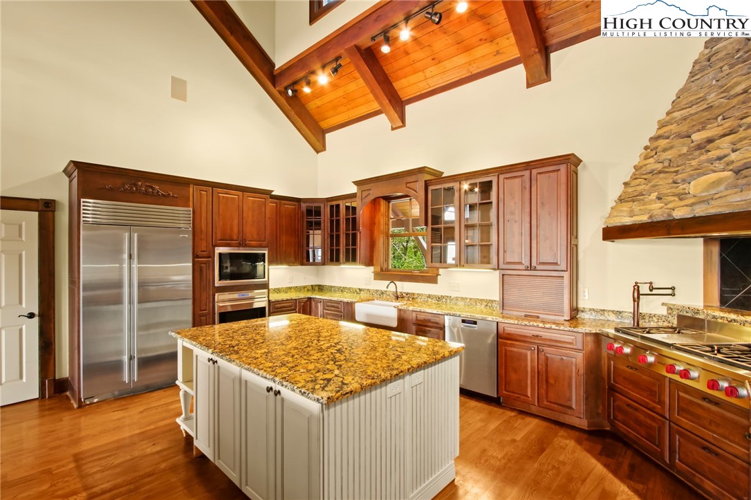 Blowing Rock, North Carolina 28605, United States, 4 Bedrooms Bedrooms, ,5 BathroomsBathrooms,Residential,Active,37474