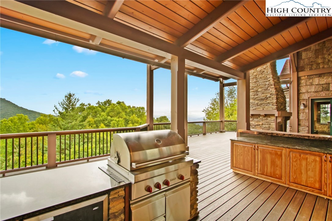 Blowing Rock, North Carolina 28605, United States, 4 Bedrooms Bedrooms, ,5 BathroomsBathrooms,Residential,Active,37474