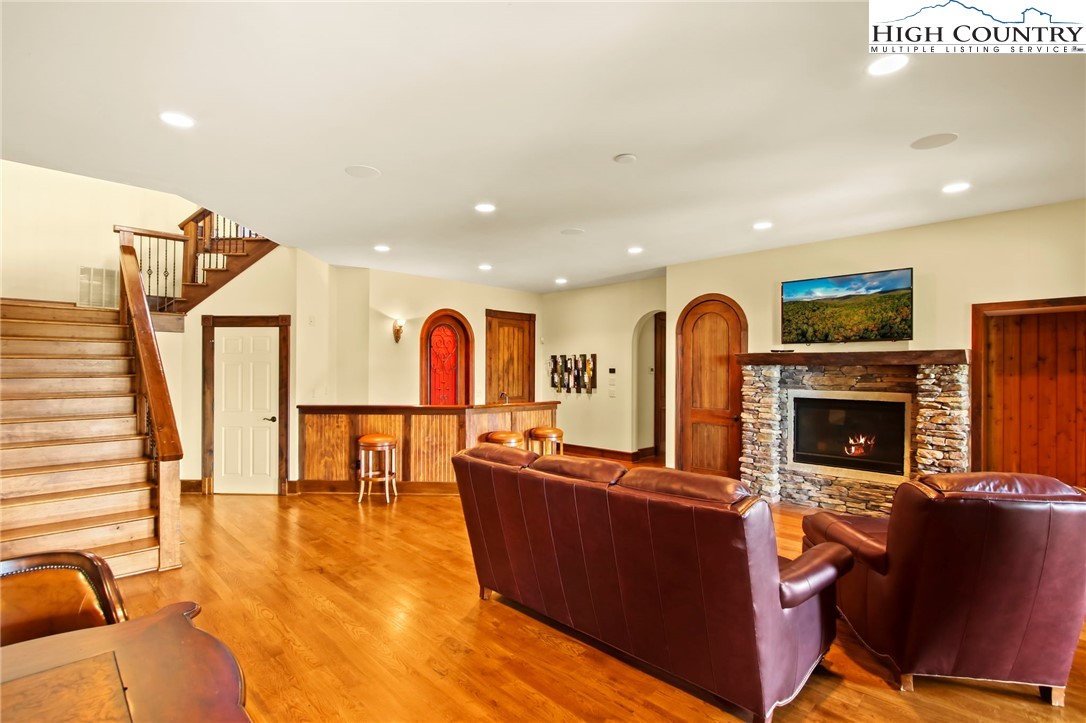 Blowing Rock, North Carolina 28605, United States, 4 Bedrooms Bedrooms, ,5 BathroomsBathrooms,Residential,Active,37474